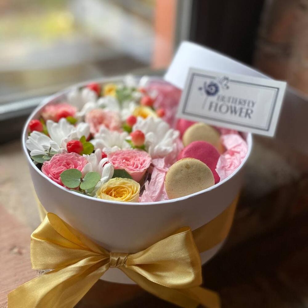 Букет из цветов и макаронс в декоративной коробке