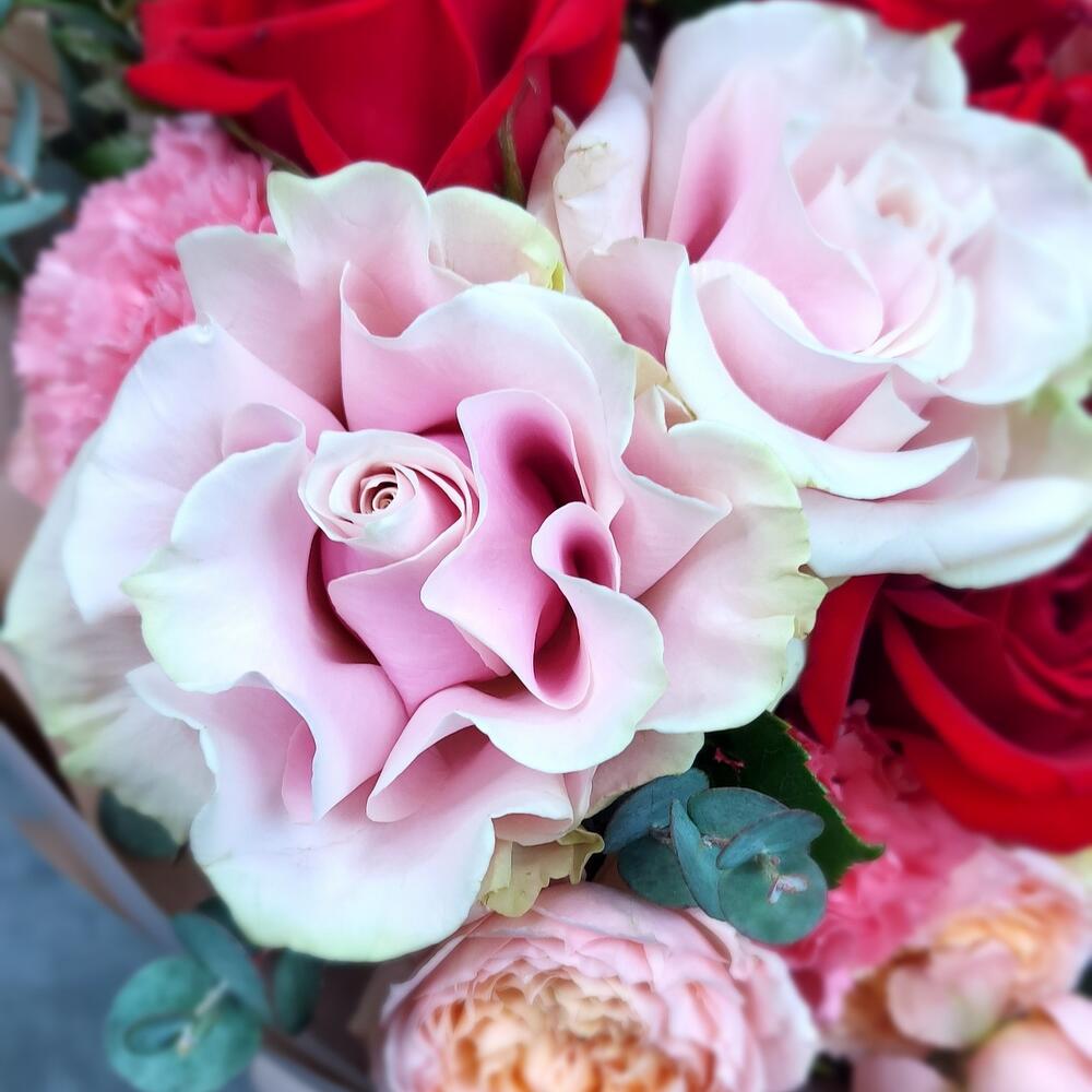 Рубиновый шик Букет из пион видной розы Рубиновый шик Букет из пион видной розы